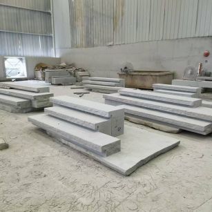 乌兰察布 整石台阶（大面火烧+侧面自然面），出货前厂内拼装