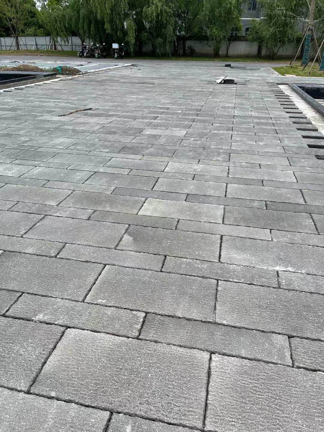 乌兰察布 工地仿古石铺装现场实拍