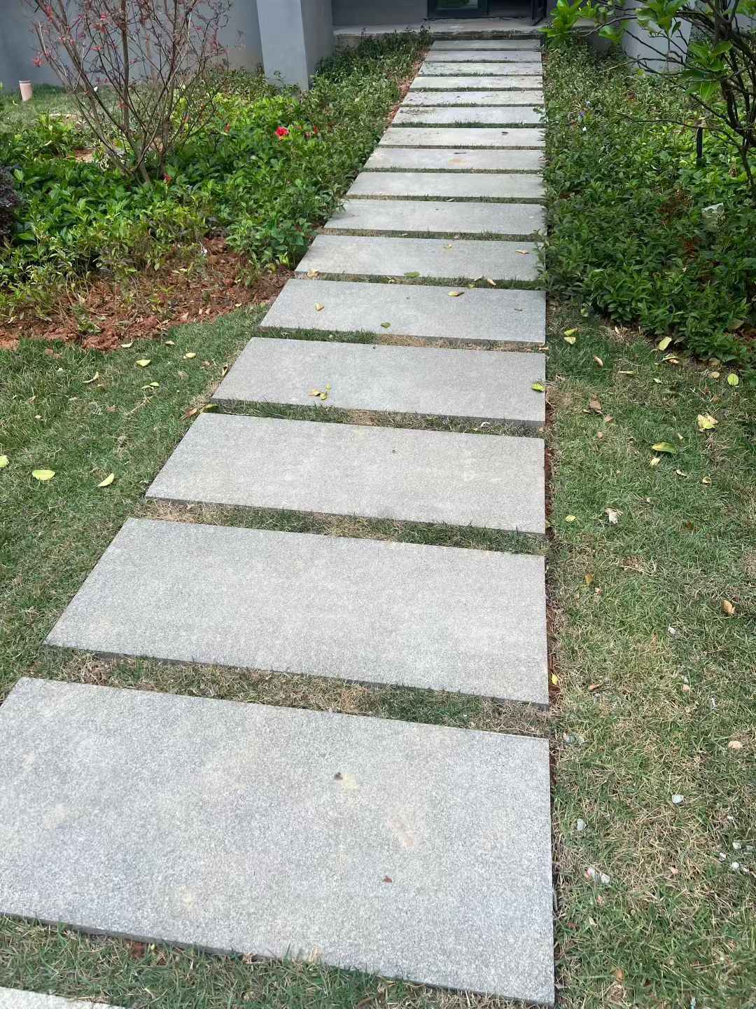 乌兰察布 芝麻黑小区踏步、汀步石铺装效果