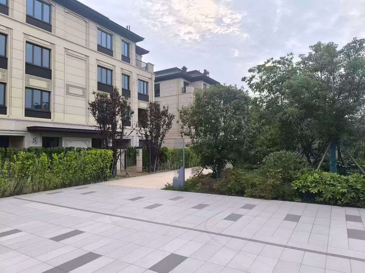 乌兰察布 芝麻白与芝麻白搭配铺装，尺寸1200*600