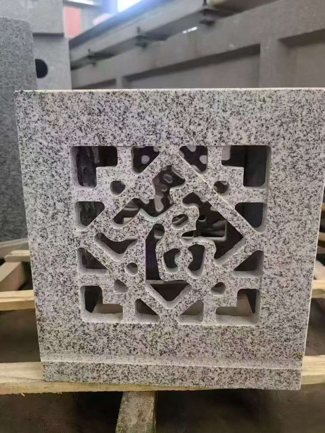 乌兰察布 芝麻白花岗岩镂空雕花灯笼